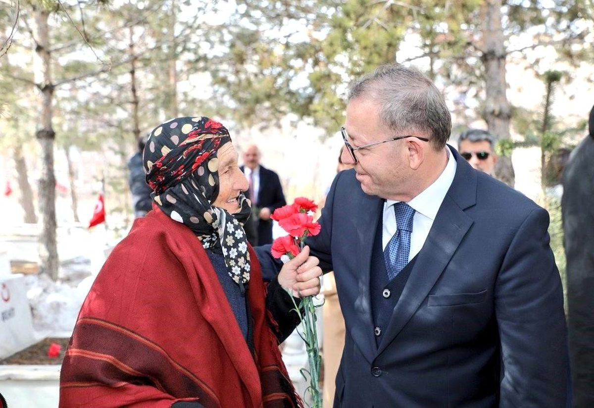Kars'ta bayramda şehitliğe anlamlı ziyaret