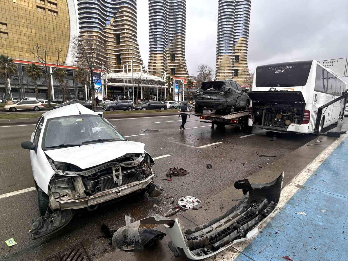 Kartal Sahili'nde zincirleme kaza: 1'i ağır 3 yaralı