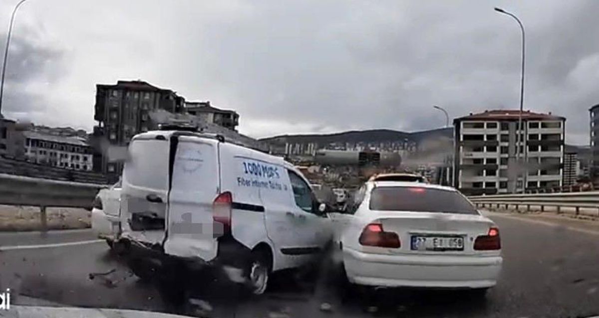 Kontrolden çıkan araç, önündeki 4 araca çarptı: O anlar kamerada