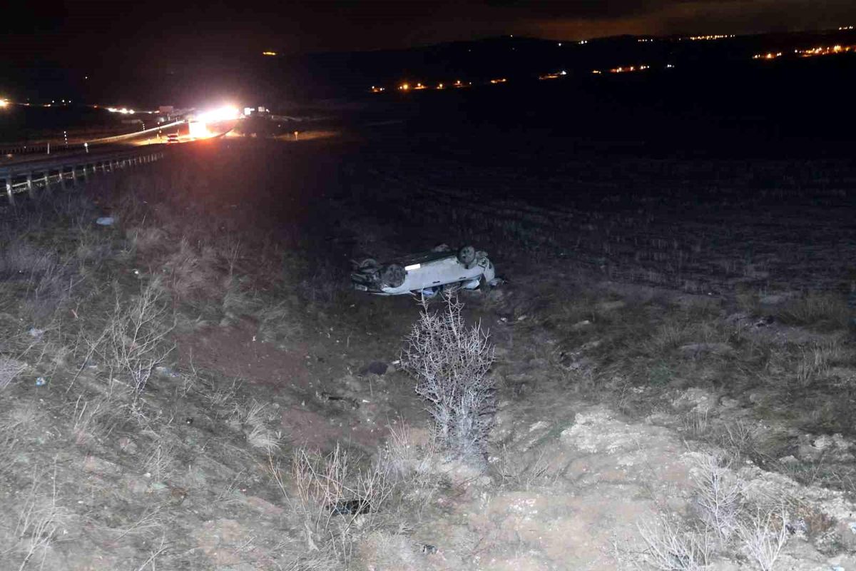 Kontrolden çıkan otomobil şarampole uçtu: 4 yaralı