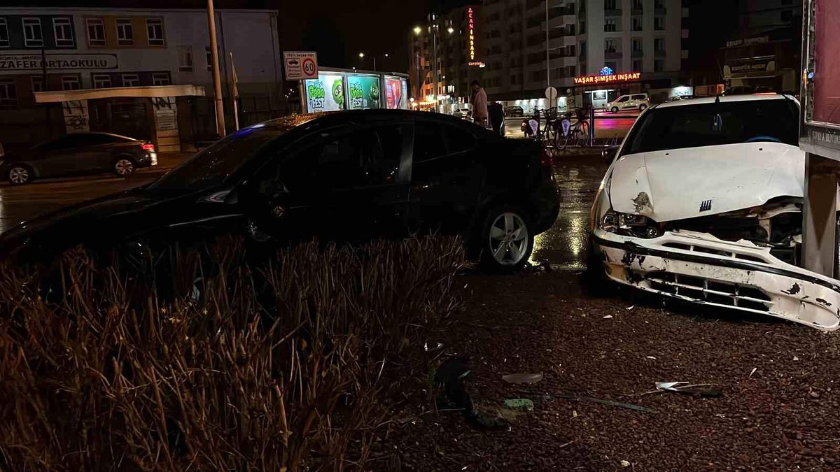 Konya'da otomobiller çarpıştı: 2 yaralı