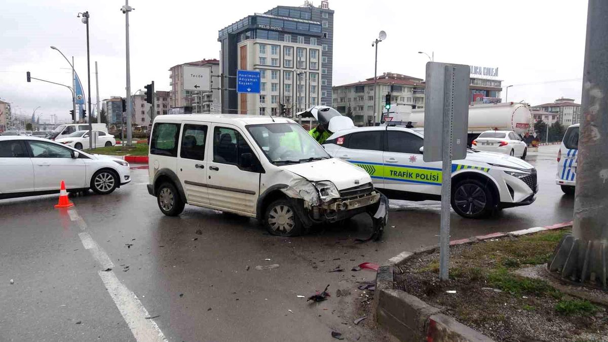 Malatya'da hafif ticari araç ile otomobil çarpıştı: 2 yaralı