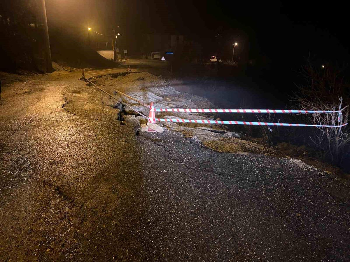 Sağanak nedeniyle yol çöktü, 11 köy yolu ulaşıma kapandı