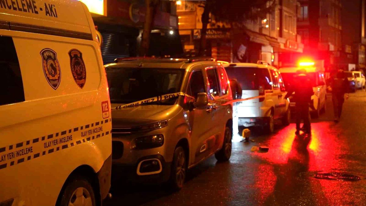 Sancaktepe'de seyir halindeki otomobilden silahlı saldırı: 1 yaralı