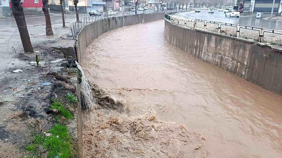 Şanlıurfa'da sağanak yağış cadde ve sokakları göle çevirdi