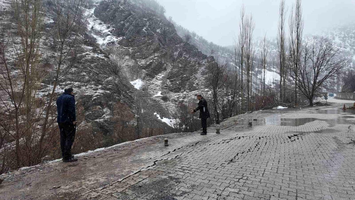 Şırnak'ta sağanak nedeniyle köyün bir bölümü çöktü evler boşaltıldı