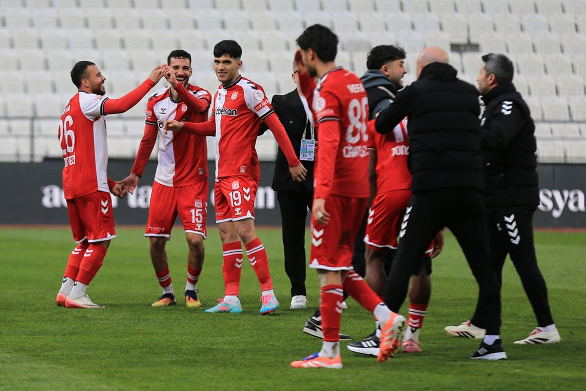 Sivasspor, ''yoksa yeniden küme mi düşecekler'' denirken play-off potasına göz kırptı