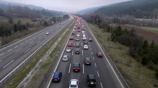 tatilcilerin donus yogunlugu kilometrelerce arac 19679499 1842 m