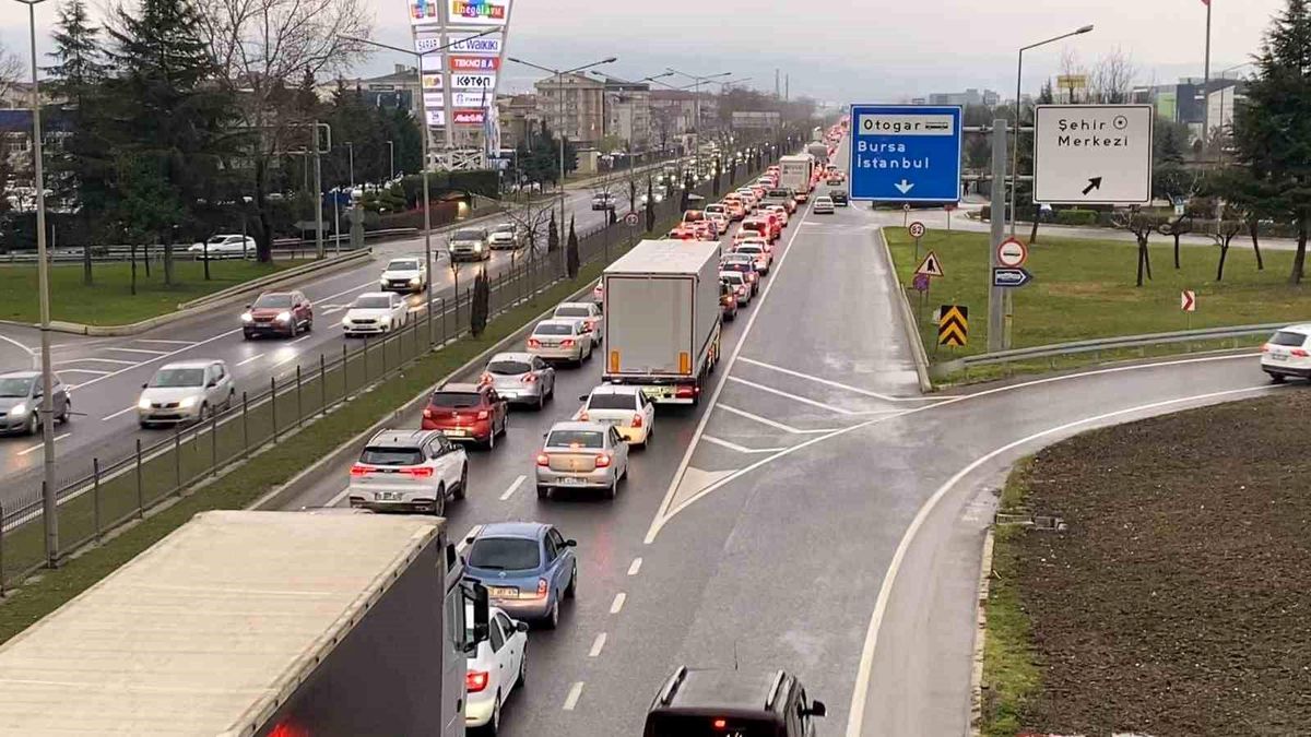 Tatilcilerin dönüş yolculuğu başladı, İnegöl'de trafik durma noktasına geldi