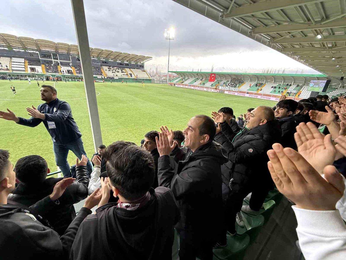 Vali Taşolar tribünde taraftarlarla omuz omuza tezahürat yaptı