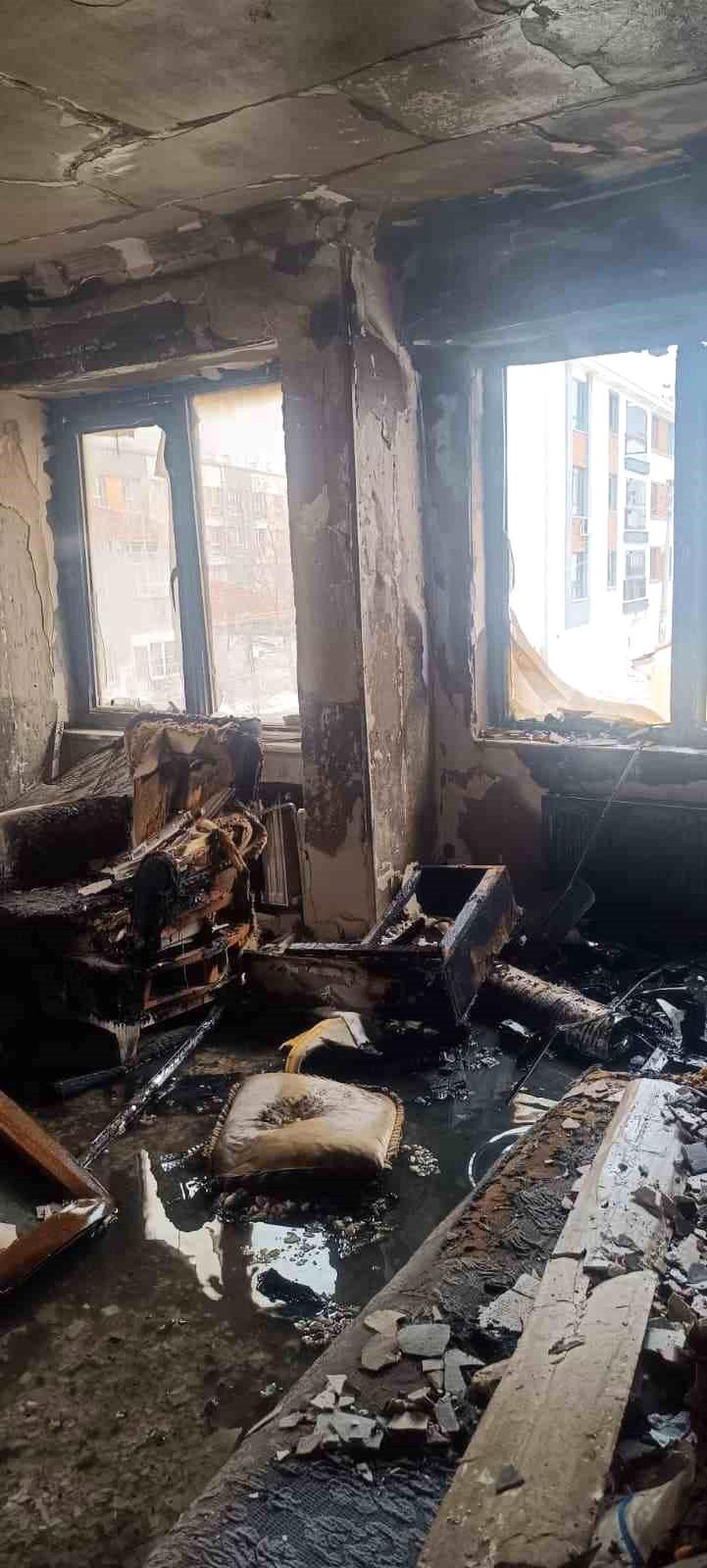 Yangında dumandan etkilenen 3 kişi hastaneye kaldırıldı