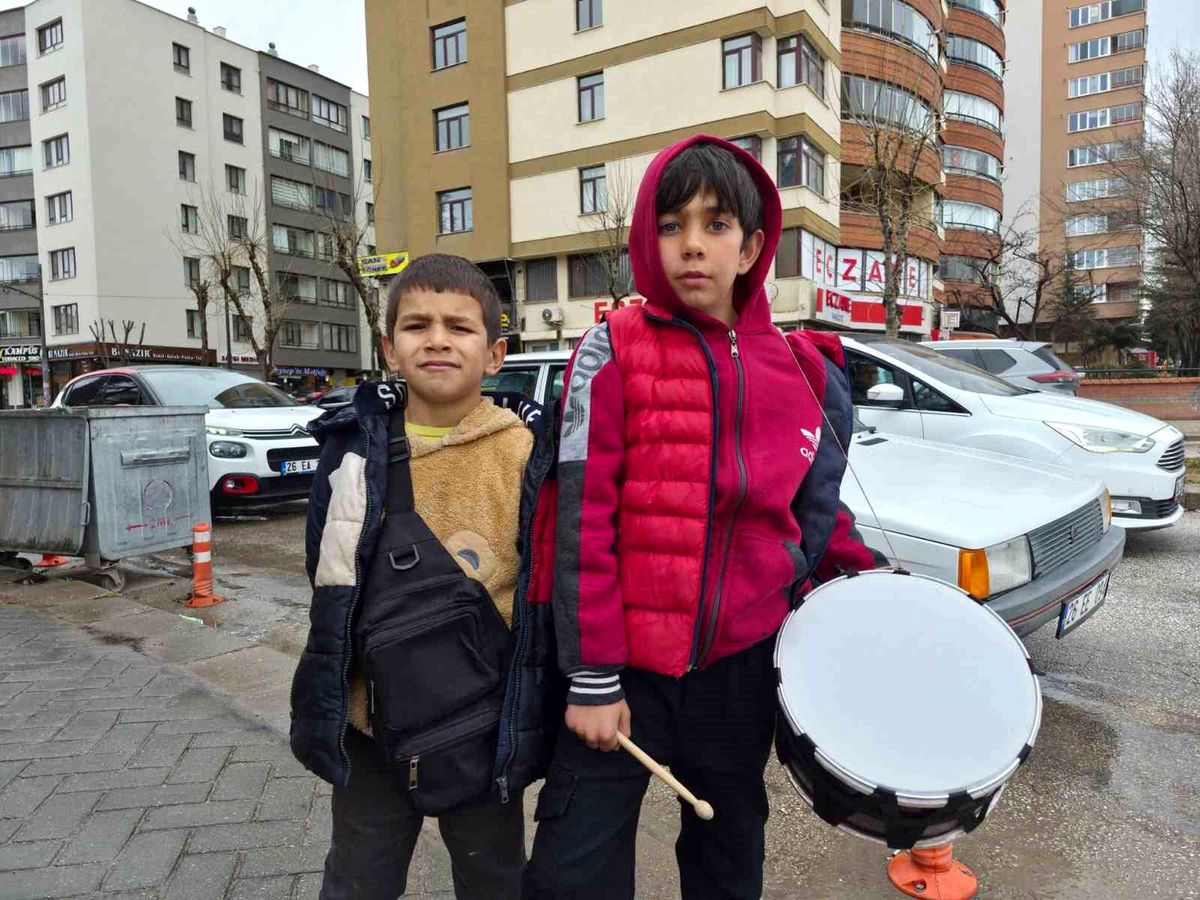 Yeğeniyle birlikte bayram harçlığı toplayan küçük davulcu