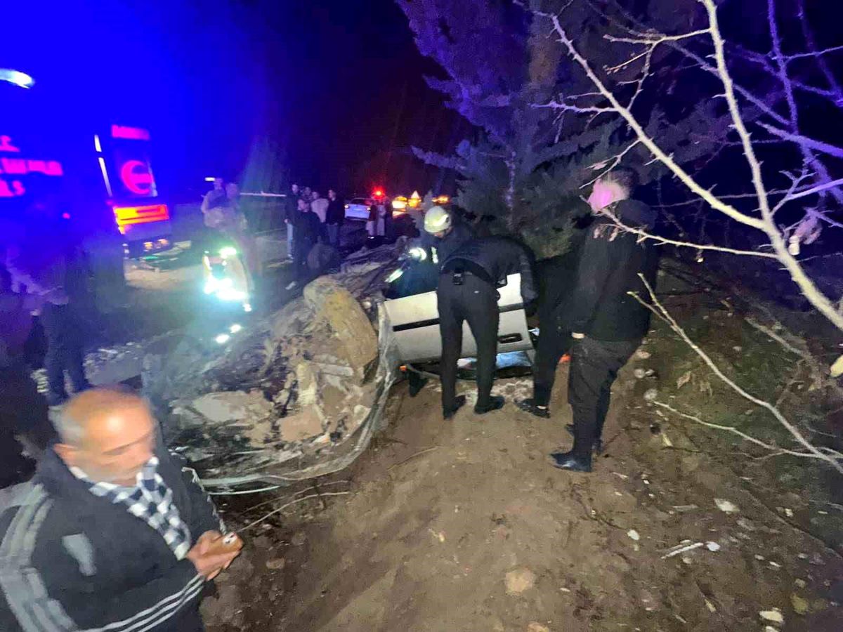 Adıyaman'da otomobil şarampole yuvarlandı: 2 yaralı
