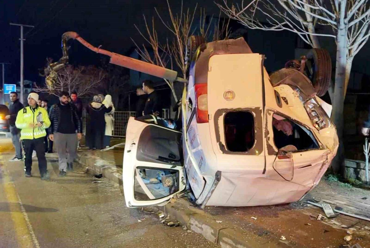 Aksaray'da hafif ticari araç takla attı: 2 ağır yaralı