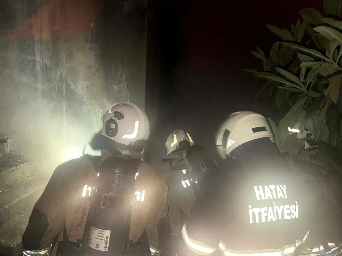Antakya'da binanın bodrum katında yangın