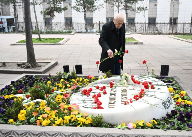 bahceli muhsin yazicioglu nun kabrini ziyaret 19681498 4747 m