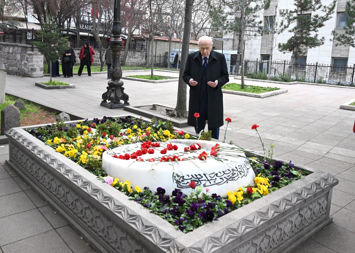 Bahçeli, Muhsin Yazıcıoğlu'nun kabrini ziyaret etti