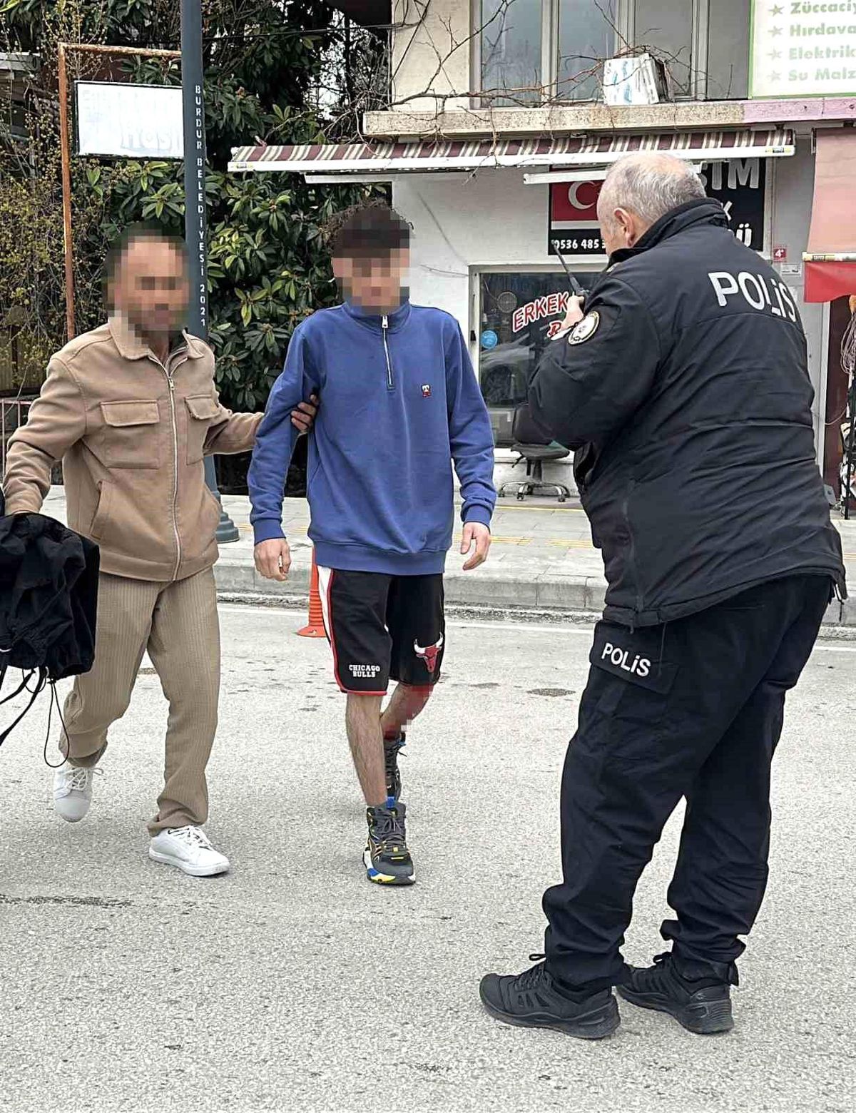 Burdur'da iki genci bıçaklayan 17 yaşındaki şüpheli tutuklandı