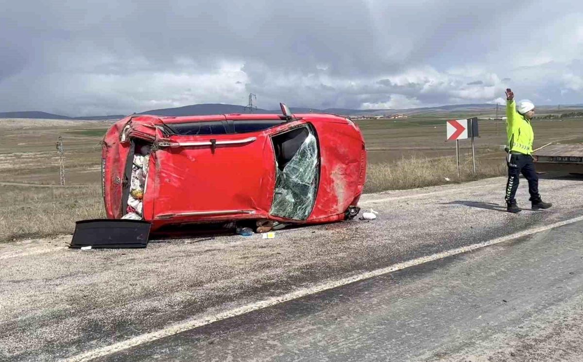 Çorum'da takla atan otomobildeki 3 kişi yaralandı