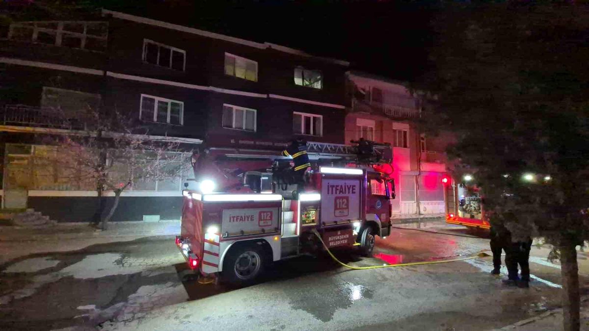 Eskişehir'de gece yangın paniği: 1'i bebek 3 yaralı