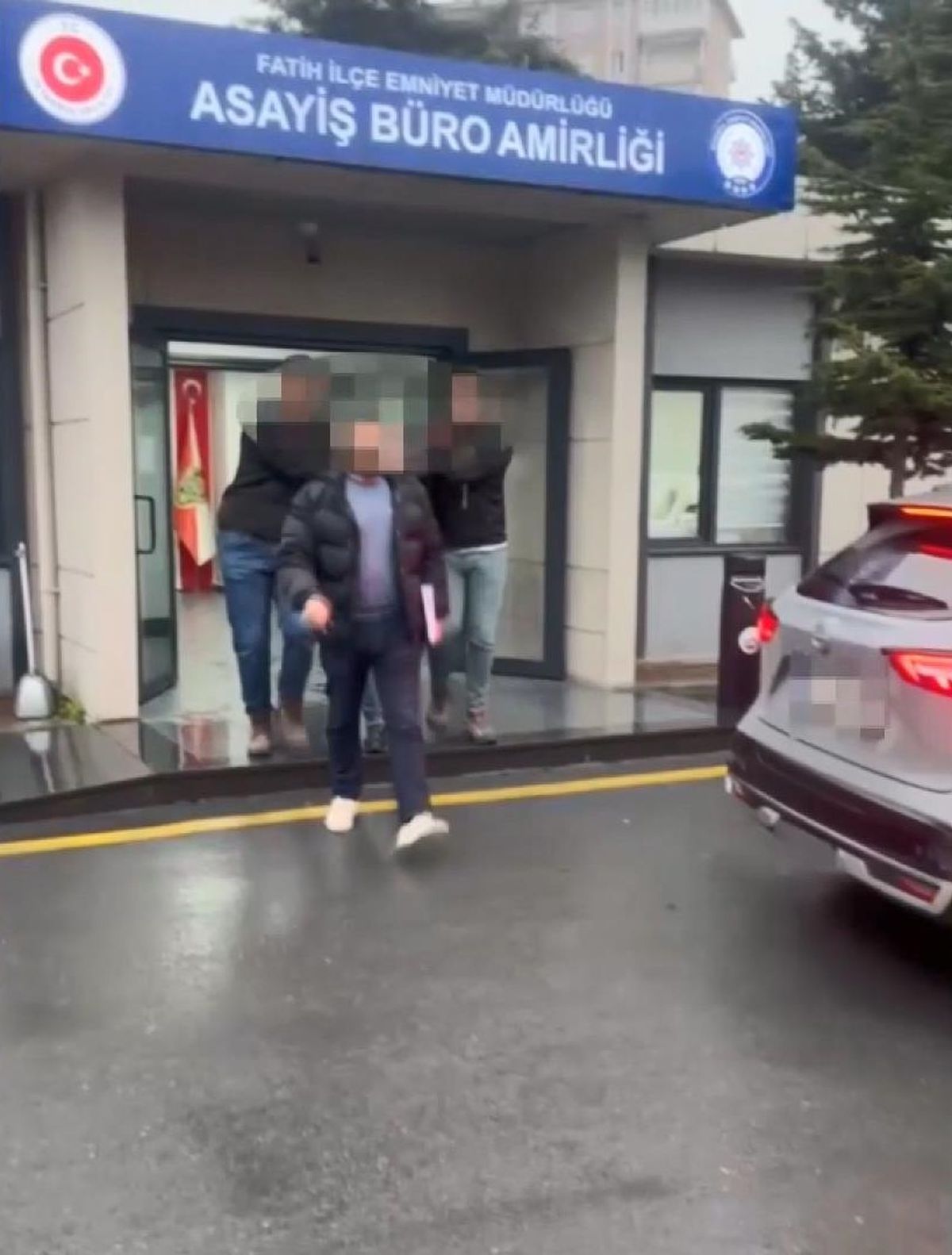 Fatih'te boşanma aşamasındaki eşini öldürdükten sonra evi ateşe veren şüpheli adliyeye sevk edildi