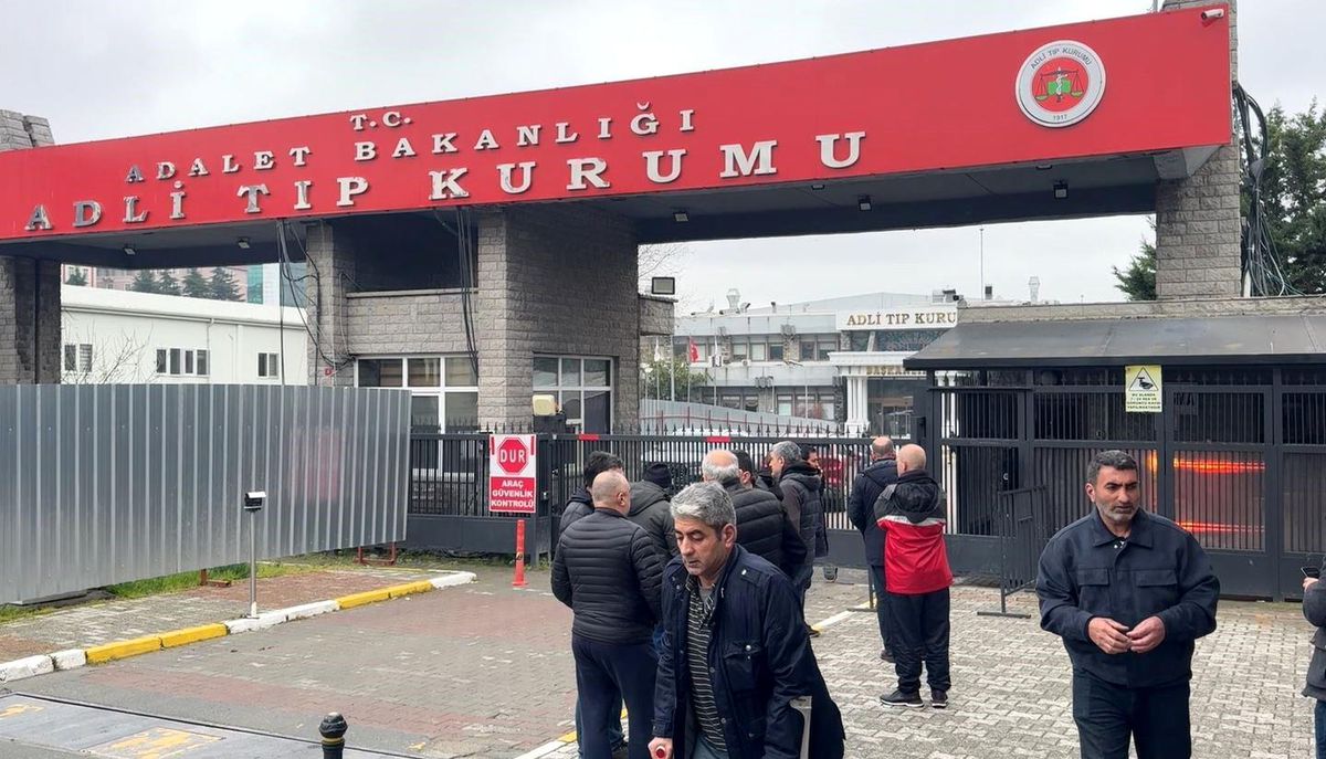 Fatih'te çöken binada hayatını kaybeden yaşlı kadının cenazesi Adli Tıp Kurumundan alındı