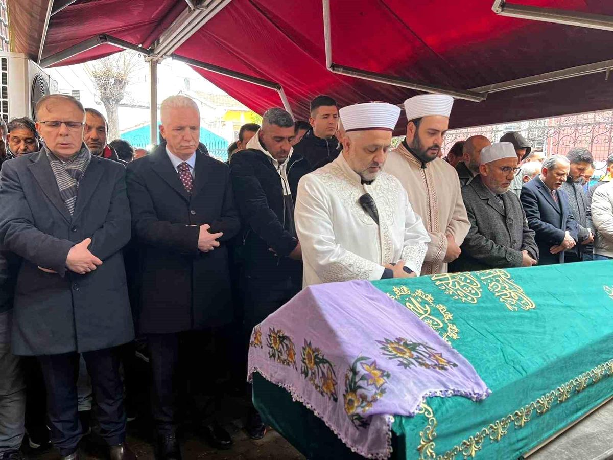 Fatih'te çöken binada hayatını kaybeden yaşlı kadın son yolculuğuna uğurlandı