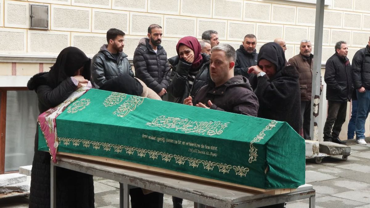 Fatih'te eşi tarafından öldürülen Semanur son yolculuğuna uğurlandı