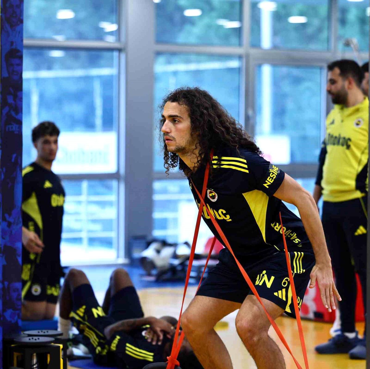 Fenerbahçe, günü çift antrenmanla tamamladı