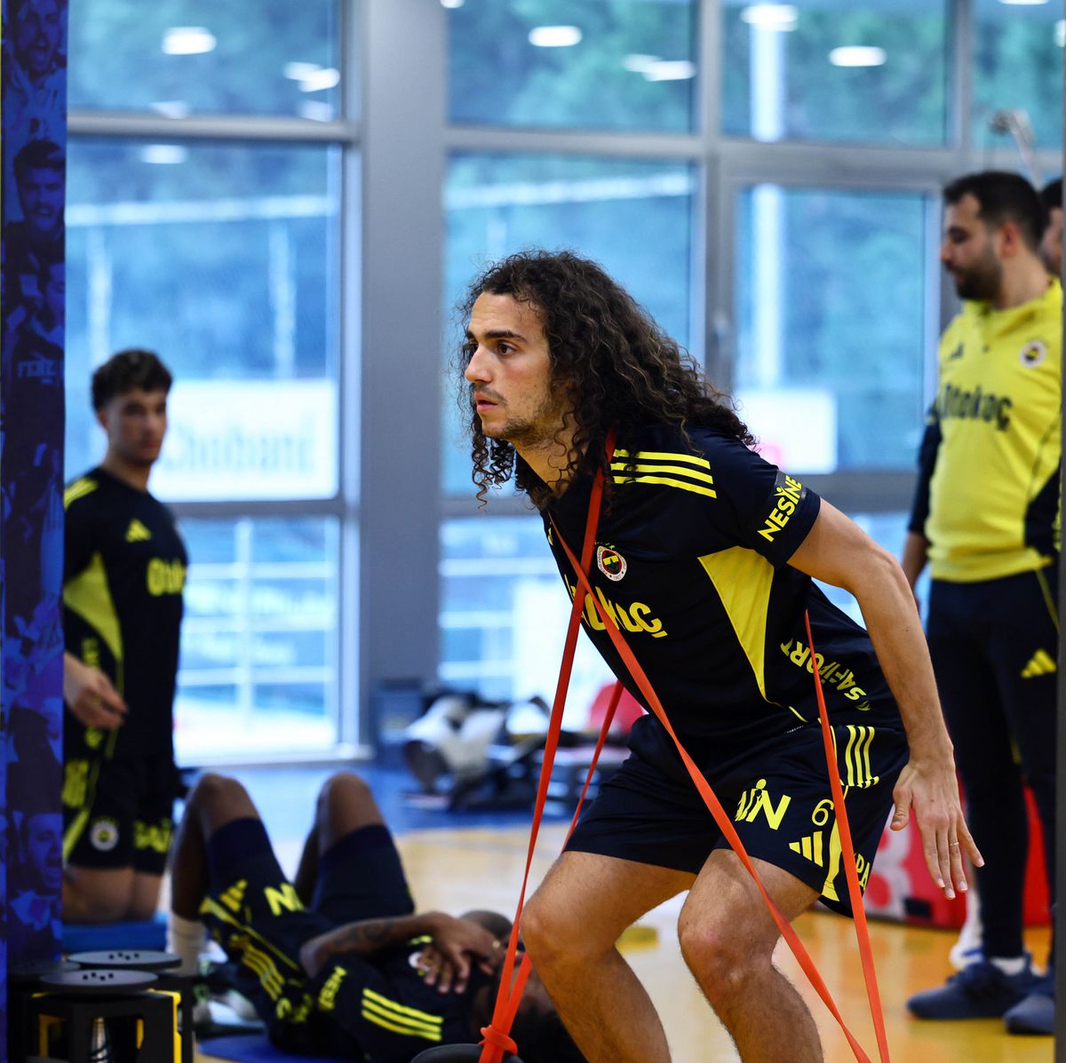 Fenerbahçe, günü çift antrenmanla tamamladı