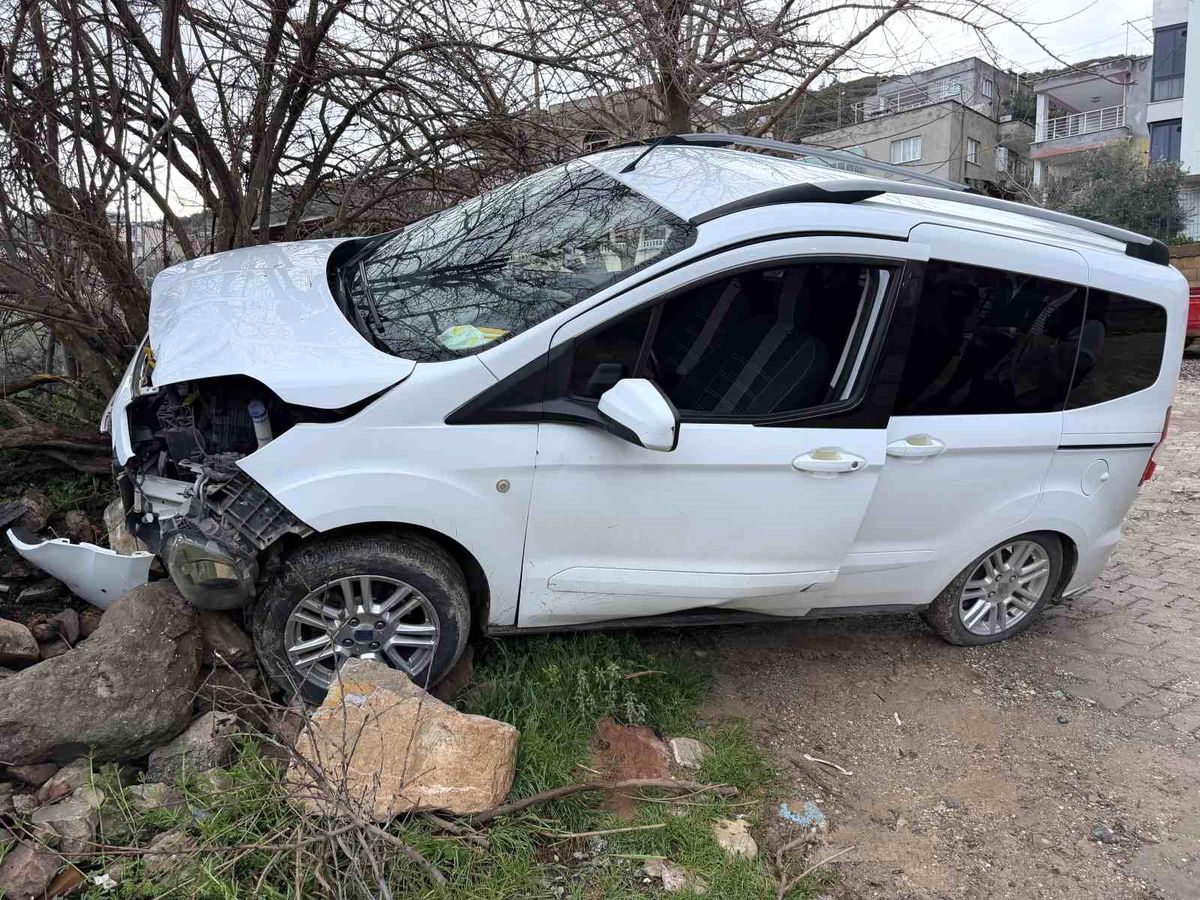 Osmaniye'de Freni Boşalan Araç Ağaca Çarptı