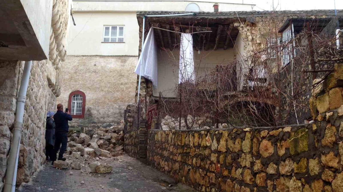 Gercüş'te sağanak yağışlara dayanamayan ev çöktü