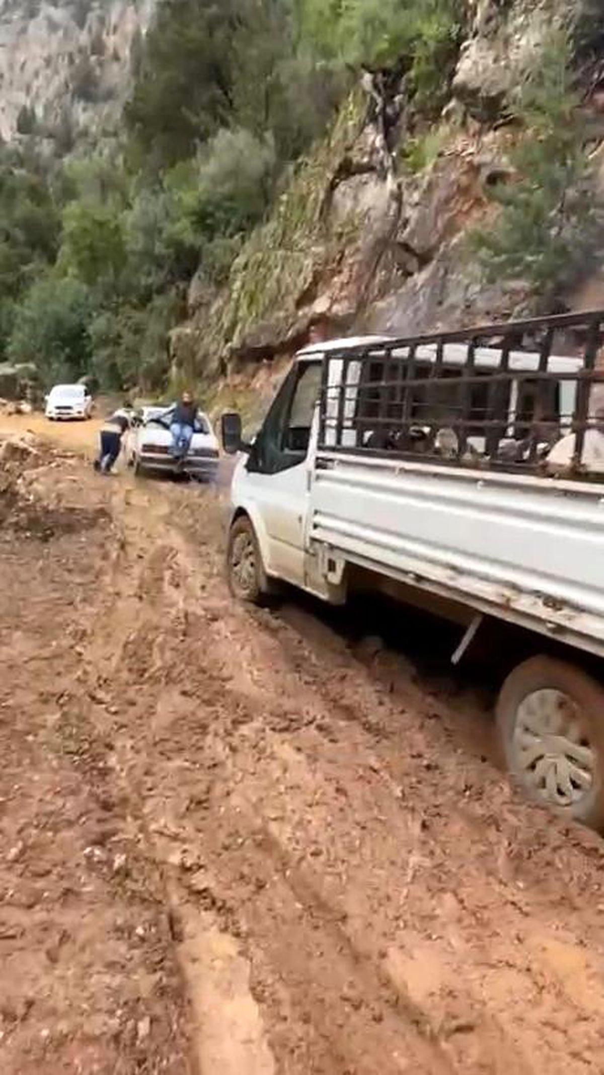 Heyelan sonrası yol çamura bulandı, offroad yarışlarını aratmayan görüntüler ortaya çıktı