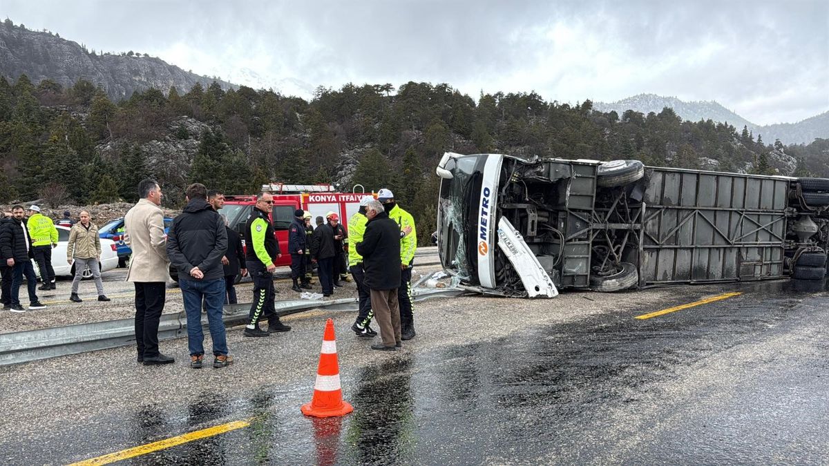 Konya-Antalya kara yolunda yolcu otobüsü devrildi; 2'si ağır 15 yaralı