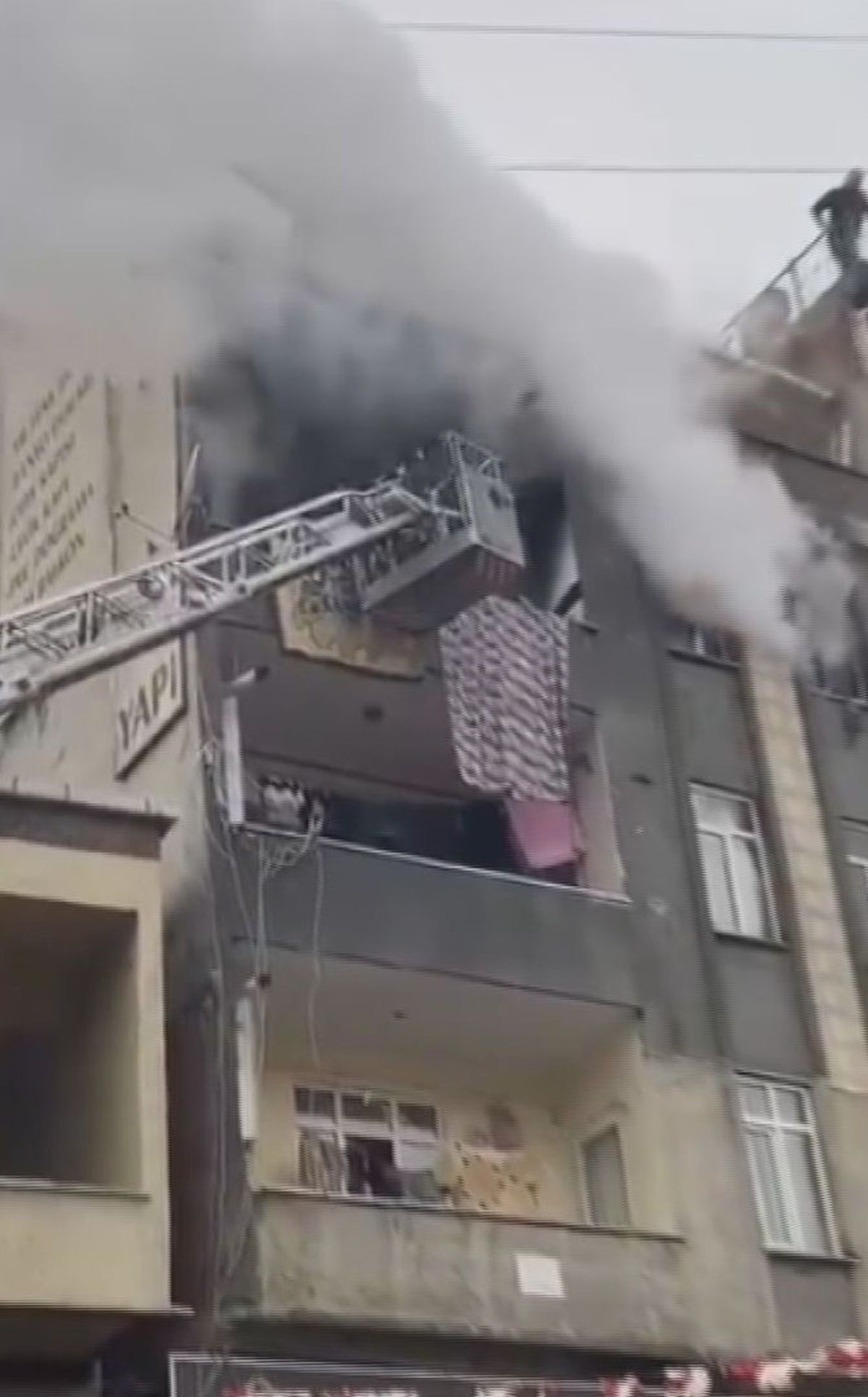 Küçükçekmece'de beş katlı binada yangın: 5 kişi dumandan etkilendi