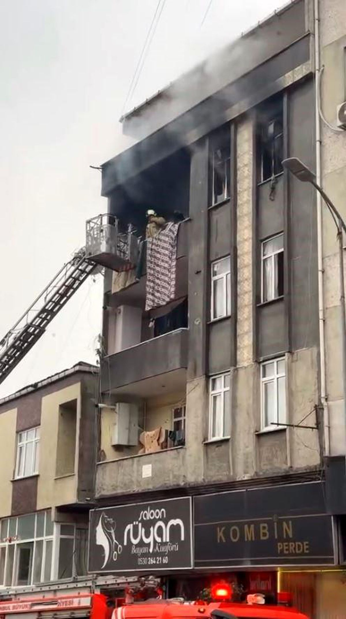 Küçükçekmece'de korkutan yangın: 5 kişi dumandan etkilendi