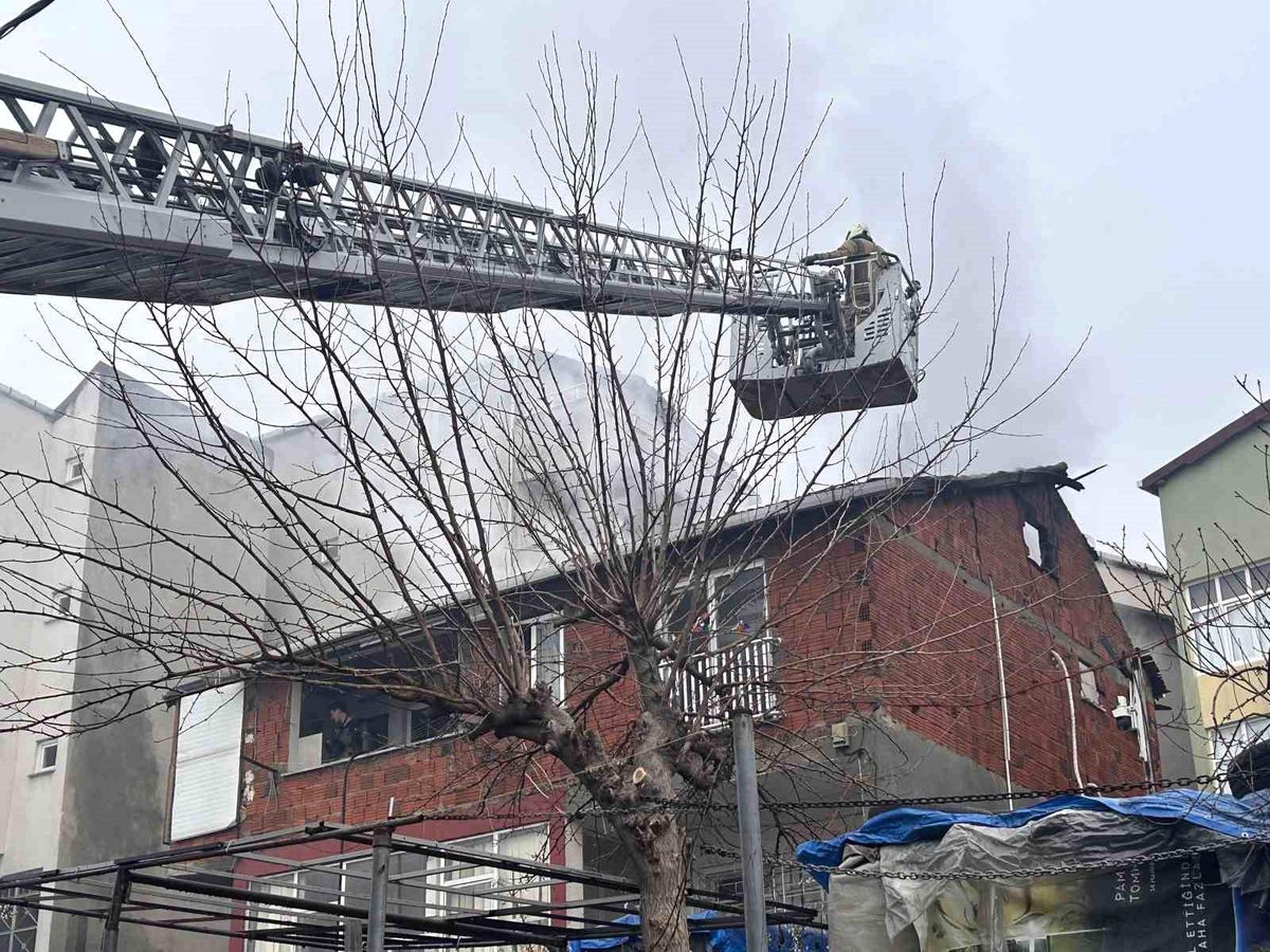 Maltepe'de korkutan çatı yangını: 2 kişi tahliye edildi