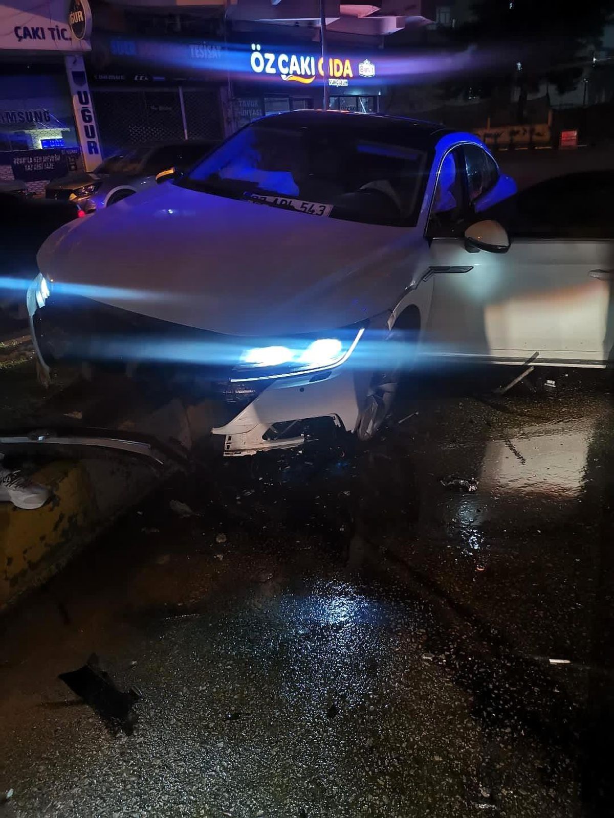 Mardin'de otomobil refüje çarptı: 2 yaralı