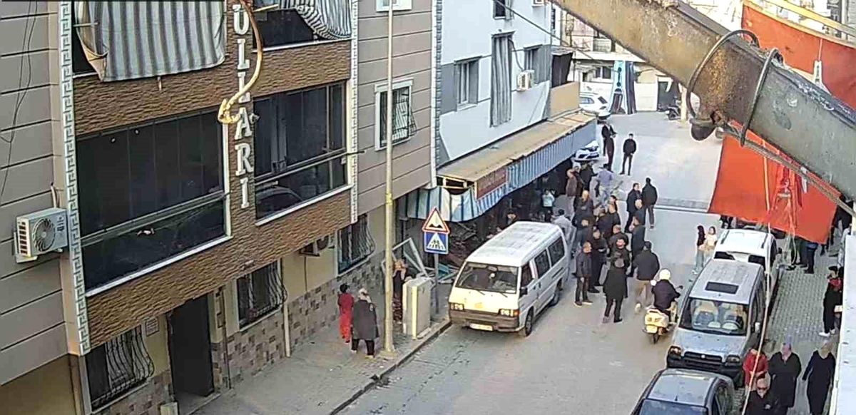 Motosikletliye çarpmamak için bakkala girdi