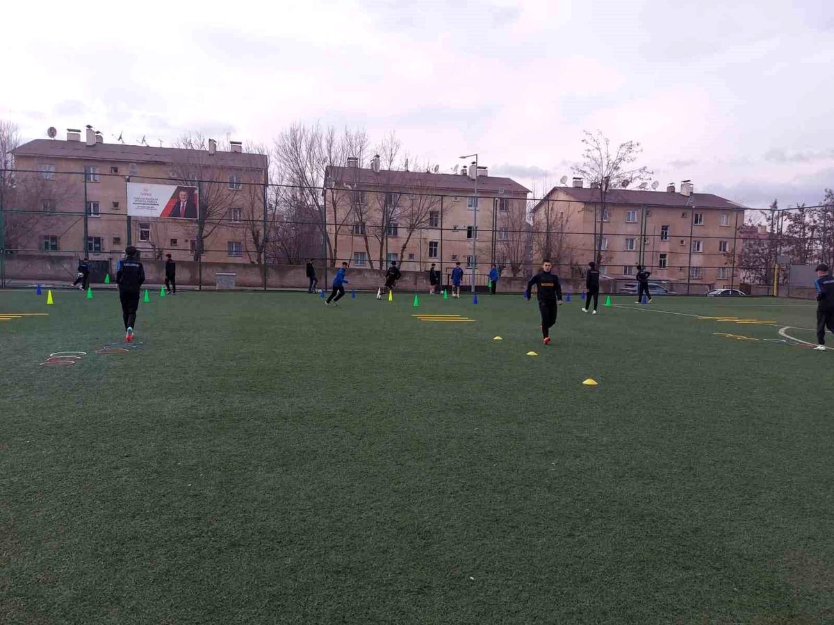 Muş'ta futbol antrenmanları sürüyor