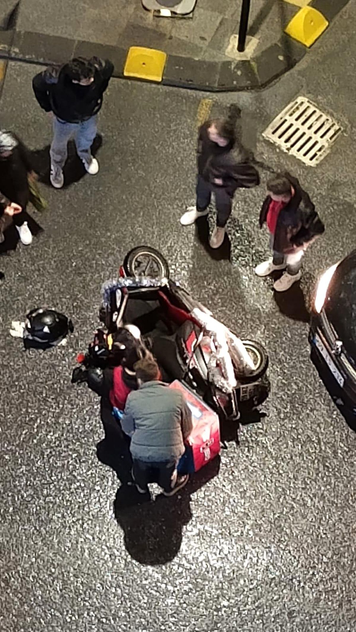 Otomobille çarpışan motosikletli kurye yaralandı