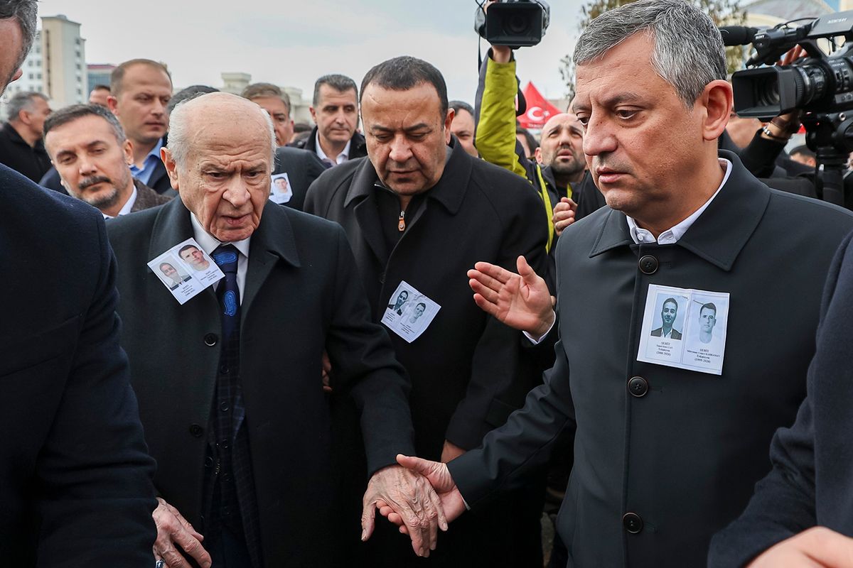Şehit cenazesinde dikkat çeken anlar! Özel ile Bahçeli yan yana