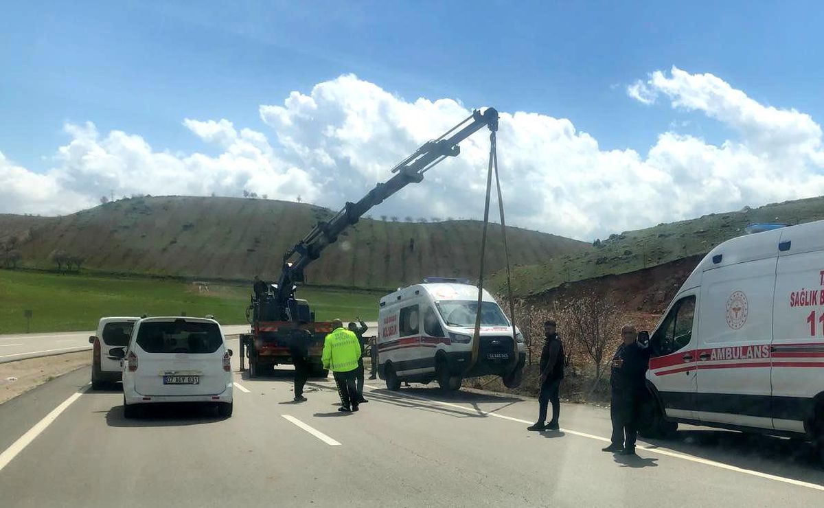 Siirt'te hasta taşıyan ambulans devrildi