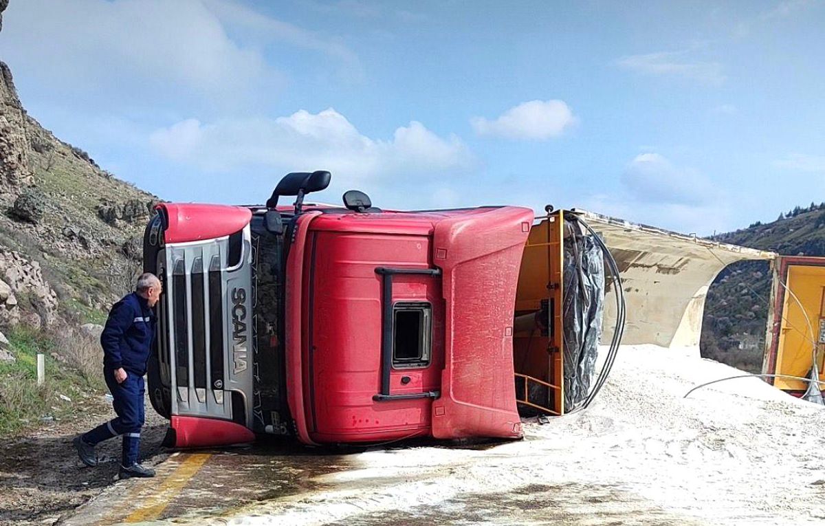 Sincan'da tır kazası: Zir Vadisi yolu trafiğe kapandı