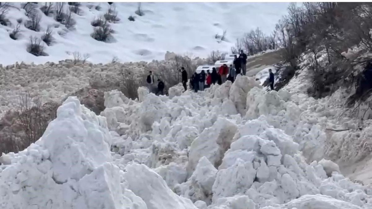 Şırnak'ta facianın eşiğinden dönüldü: Öğrencileri taşıyan servis çığ altında kalmaktan son anda kurtuldu