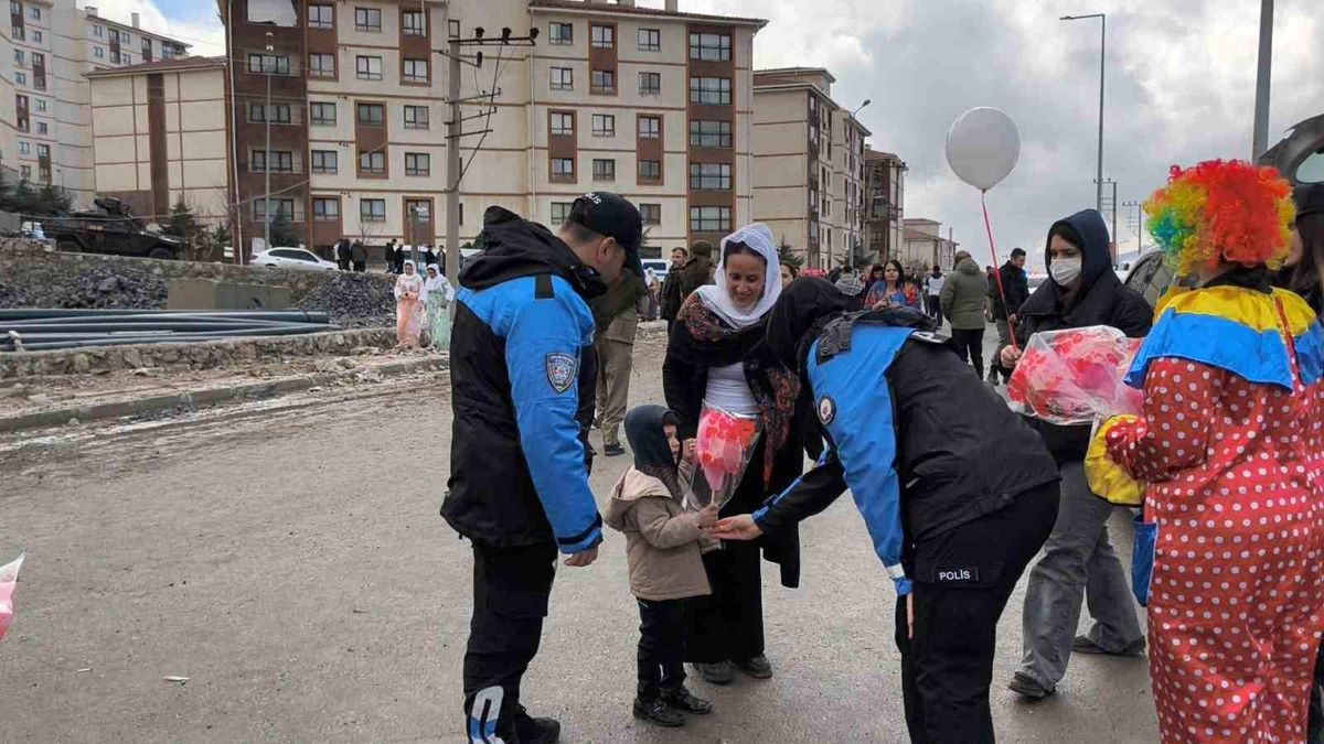 Şırnak'ta polis Nevruz etkinliklerine katılan çocuklara pamuk şeker ve balon dağıttı