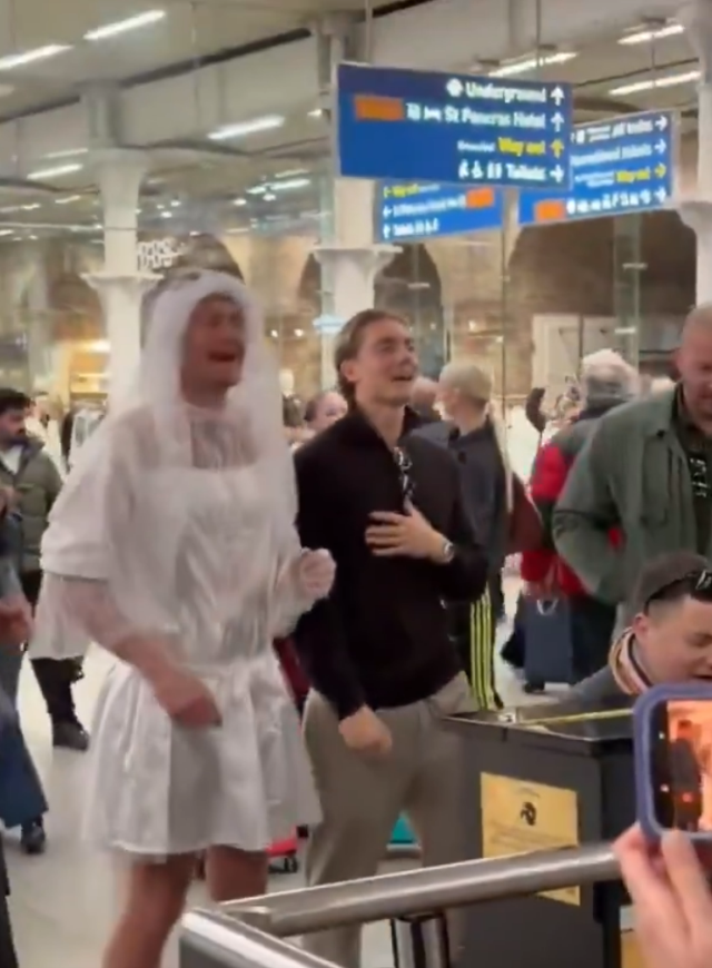 Он выигрывал трофеи в Суперлиге, а теперь поет в свадебном платье