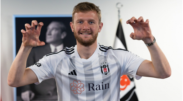 Он выигрывал трофеи в Суперлиге, а теперь поет в свадебном платье