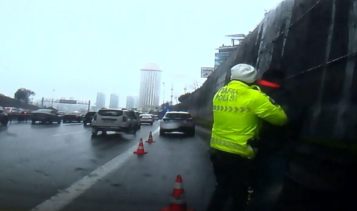 Trafikte boğanıza şeker kaçtı, polisin Heimlich manevrası ile hayata döndü