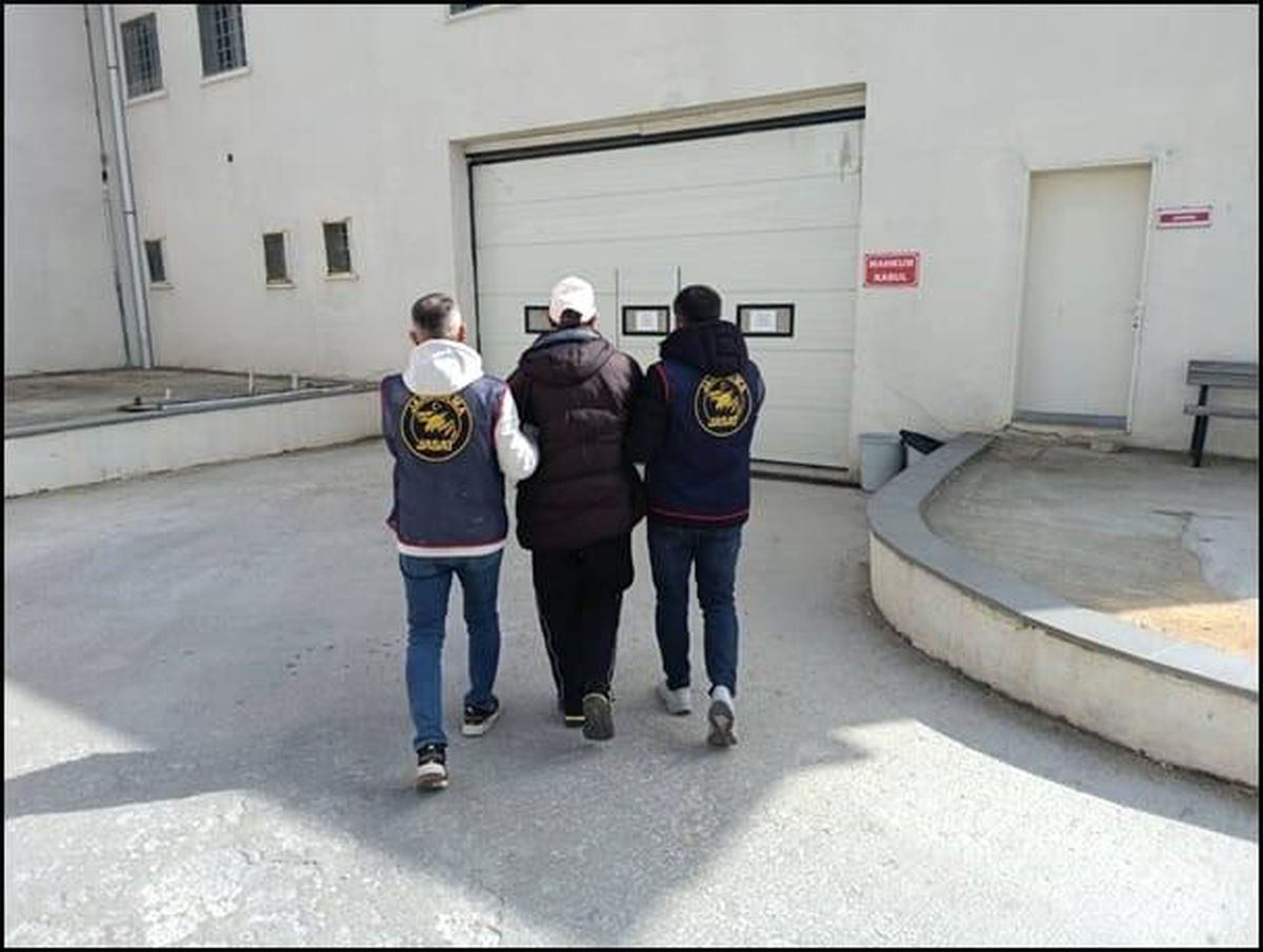 21 yıl hapis cezası bulunan dolandırıcı JASAT'tan kaçamadı